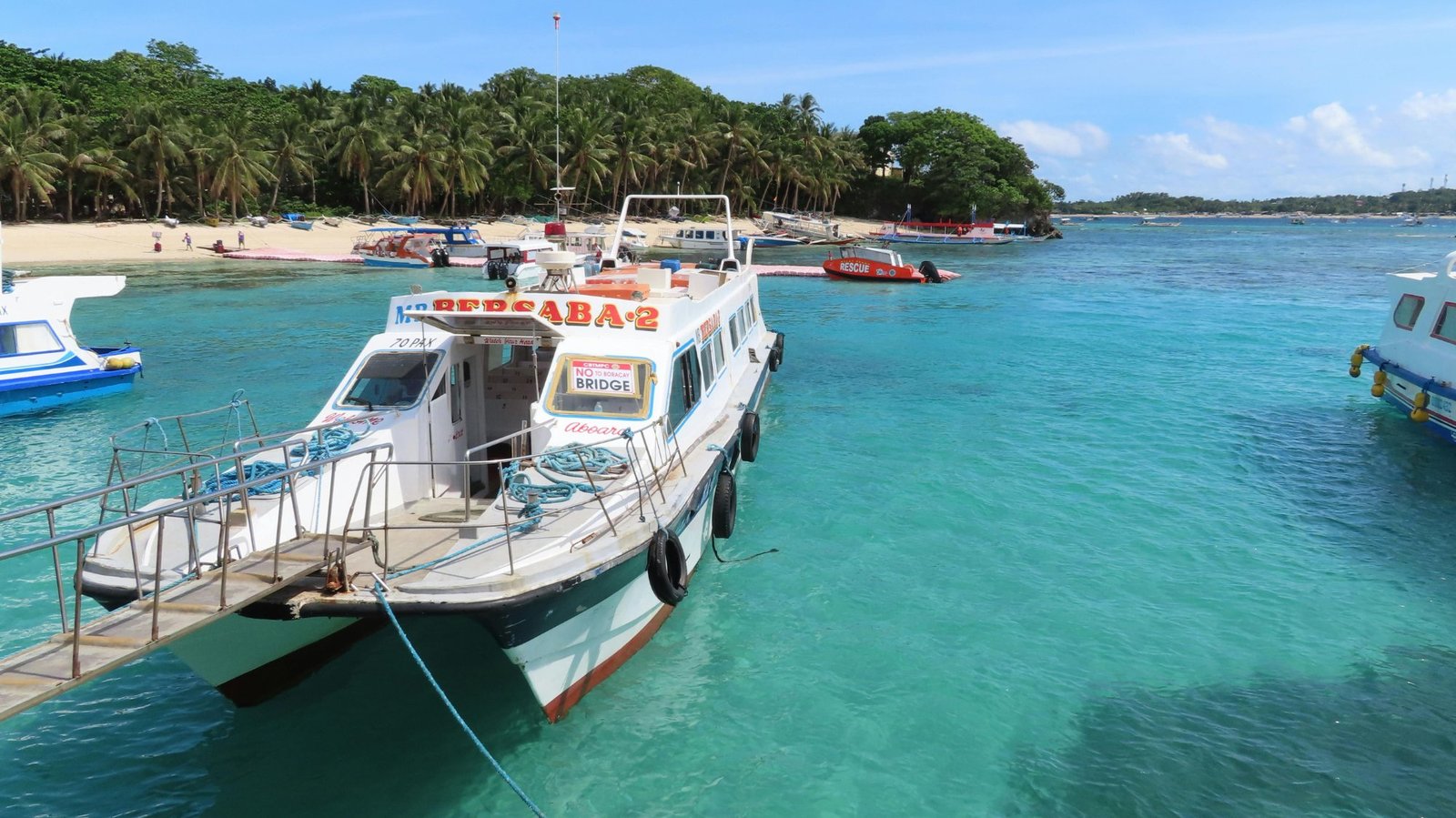 Bateau amarré dans une crique préservée de Nosy Be