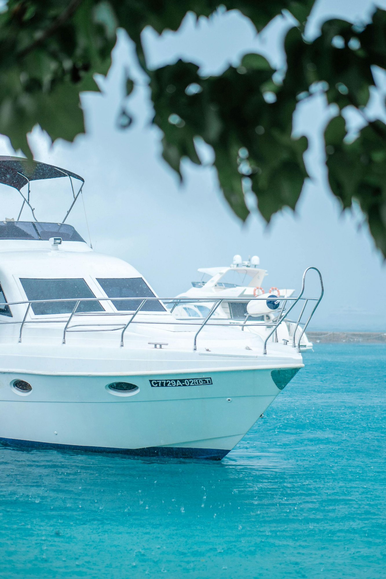 Bateau Sambo naviguant dans le lagon turquoise de Nosy Be